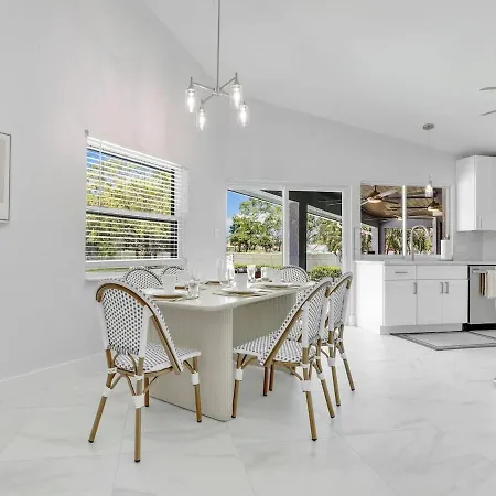 Villa Luxury 6 000 Sqft Oasis- Pool Sleeps 16